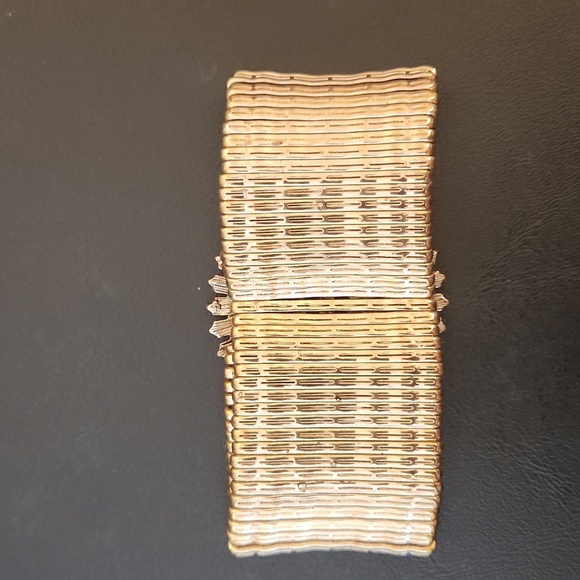 Elegant Gold Bracelet with Crystal Accents - Picture 8 of 8